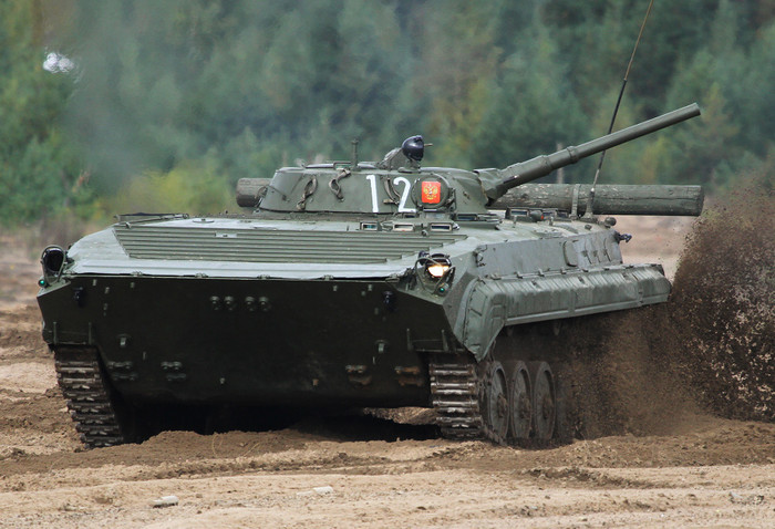 Xe bọc thép chở quân BMP-1 cũng tham gia hỗ trợ cho màn trình diễn của T-80 Xe bọc thép chở quân BMP-1 cũng tham gia hỗ trợ cho màn trình diễn của T-80