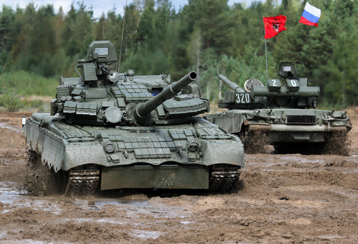 Hai chiếc T-80 luôn thực hiện những màn biểu diễn đối xứng với nhau Hai chiếc T-80 luôn thực hiện những màn biểu diễn đối xứng với nhau