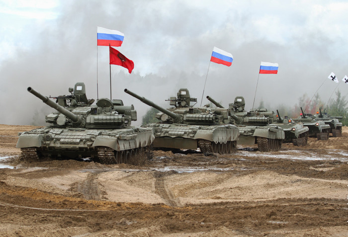 Đội hình di chuyên bao gồm xe tăng T-80 và xe bọc thép chở quân BMP-1 trông rất hầm hố Đội hình di chuyên bao gồm xe tăng T-80 và xe bọc thép chở quân BMP-1 trông rất hầm hố
