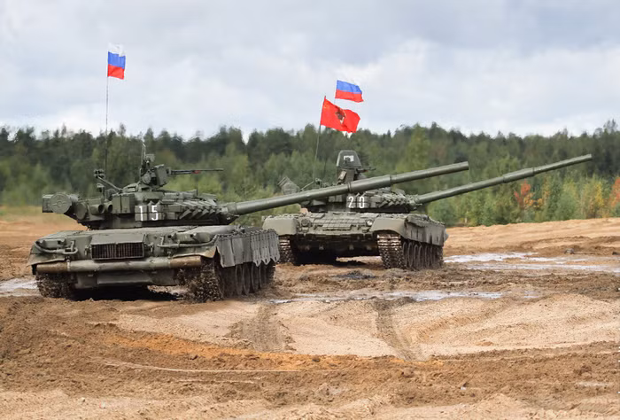 Quay đầu vào nhau và cùng hướng pháo về phía một mục tiêu