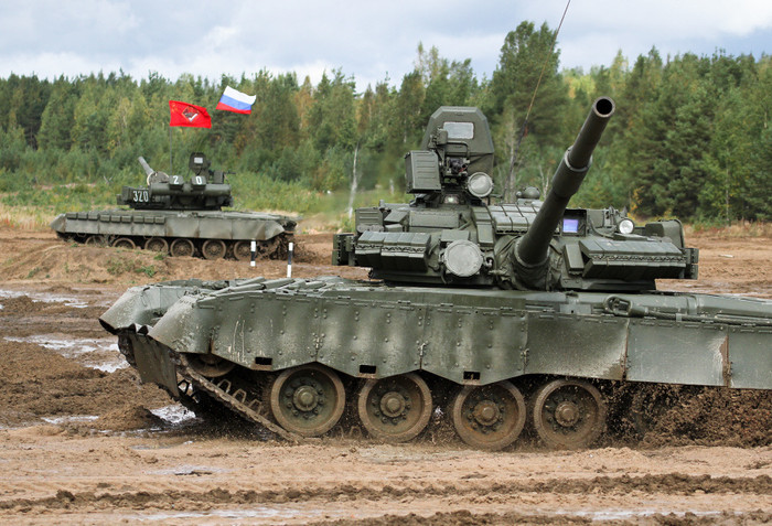 Hai xe tăng T-80 thể hiện bài "múa ba lê" bài bản Hai xe tăng T-80 thể hiện bài "múa ba lê" bài bản