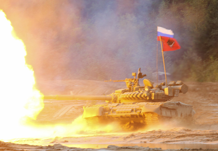 Tăng T-80 bắn pháo sáng rực cả những khu vực xung quanh Tăng T-80 bắn pháo sáng rực cả những khu vực xung quanh