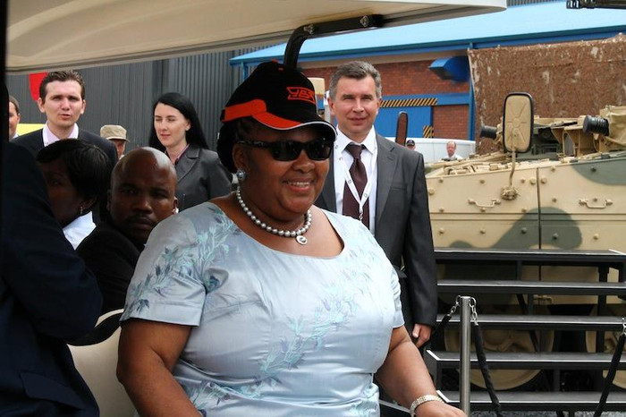 Bộ trưởng Quốc phòng Nam Phi tỏ ra khá thích thú với gian hàng sản phẩm của UVZ