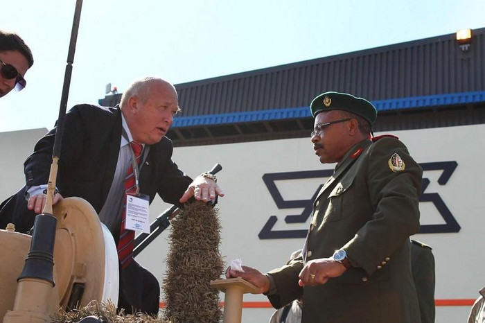 Lãnh đạo UVZ đang giới thiệu tính năng của xe tăng T-72 nâng cấp tới các quan chức quốc phòng ở châu Phi