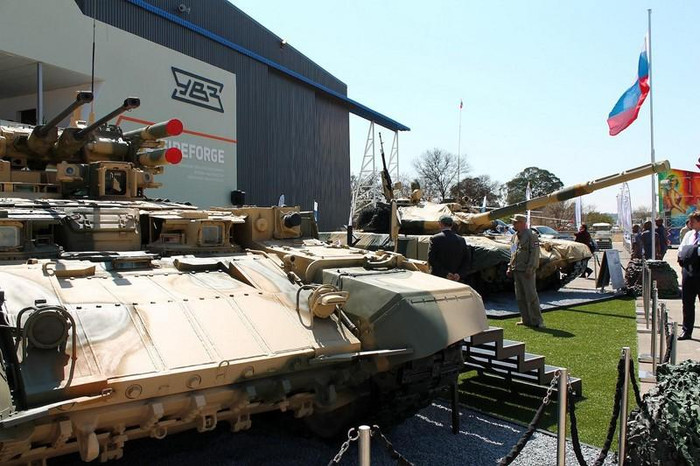 Cận cảnh xe bọc thép chiến đấu hỗ trợ xe tăng BMPT và phía xa là xe tăng T-72 nâng cấp