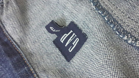 Một chiếc áo khoác jean hiệu Gap - made in USA được mua với giá 150.000 đồng từ đống đồ sida, sau khi “mông má” được treo với giá 1,5 triệu đồng - Ảnh: H.D. Một chiếc áo khoác jean hiệu Gap - made in USA được mua với giá 150.000 đồng từ đống đồ sida, sau khi “mông má” được treo với giá 1,5 triệu đồng - Ảnh: H.D.