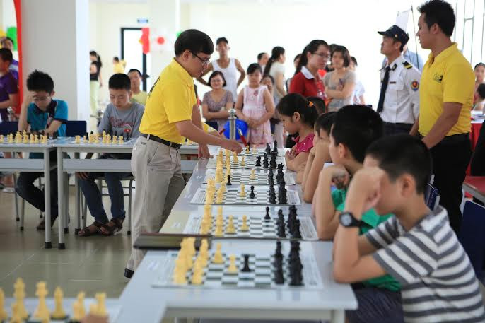 Đại kiện tướng Từ Hoàng Thông “đấu trí” cùng 30 bạn nhỏ tại Ngày hội Open day. Đại kiện tướng Từ Hoàng Thông “đấu trí” cùng 30 bạn nhỏ tại Ngày hội Open day.