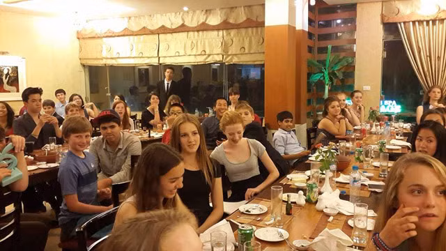 Rory John Gates đến Việt Nam du lịch cùng thầy cô, bạn bè trong trường. Rory John Gates đến Việt Nam du lịch cùng thầy cô, bạn bè trong trường.