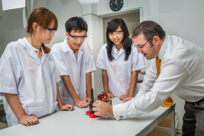 Giáo viên và học sinh cấp 2 EIS đang làm thí nghiệm khoa hoc Cơ hội nhận học bổng để gia nhập cộng đồng học sinh quốc tế tại EIS. Giáo viên và học sinh cấp 2 EIS đang làm thí nghiệm khoa hoc Cơ hội nhận học bổng để gia nhập cộng đồng học sinh quốc tế tại EIS.