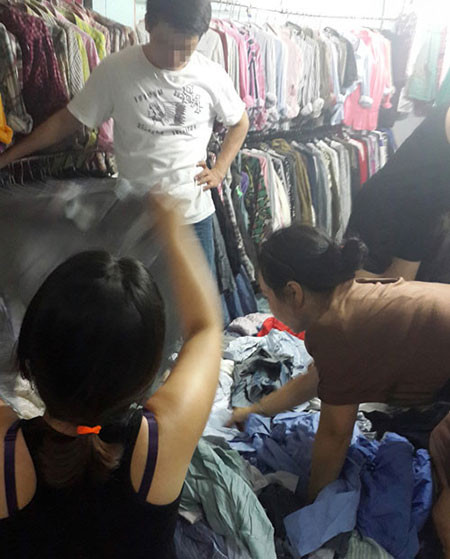 Chen lấn để có được hàng đẹp - Ảnh: H.Dung Chen lấn để có được hàng đẹp - Ảnh: H.Dung