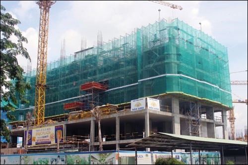 Độ vênh giữa các quy định khiến nhiều người phải “lách luật” để mua nhà ở xã hội, vốn được xây dựng để bán cho mình. Độ vênh giữa các quy định khiến nhiều người phải “lách luật” để mua nhà ở xã hội, vốn được xây dựng để bán cho mình.