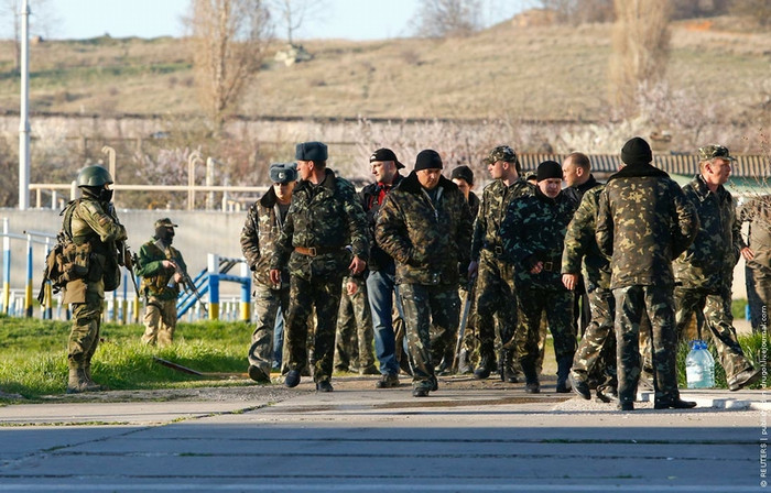 Quân nhân Ucriane bị đưa ra ngoài Quân nhân Ucriane bị đưa ra ngoài