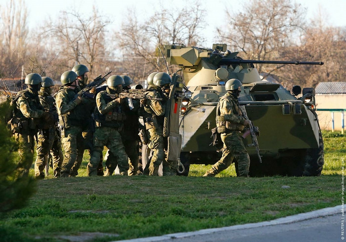 Lực lượng có vũ trang hạng nặng được cho là lính Nga sử dụng vũ khí tiến vào căn cứ Belbek Lực lượng có vũ trang hạng nặng được cho là lính Nga sử dụng vũ khí tiến vào căn cứ Belbek