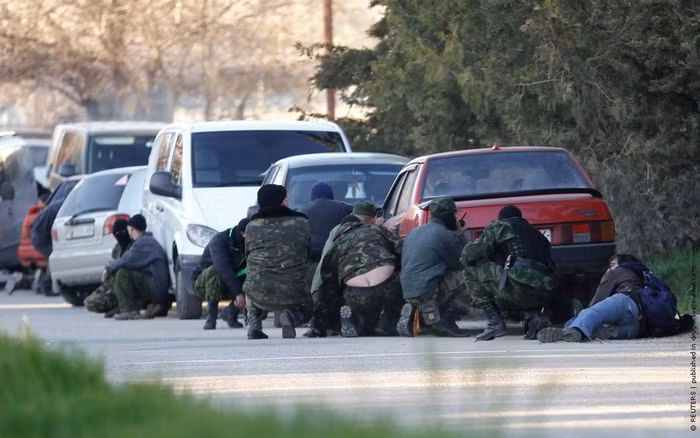 Lực lượng biển tình thân Nga đang đứng đợi ở phía sau những chiếc ô tô để chuẩn bị vào theo sau Lực lượng biển tình thân Nga đang đứng đợi ở phía sau những chiếc ô tô để chuẩn bị vào theo sau