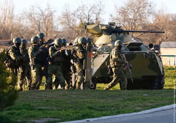 Lực lượng có vũ trang hạng nặng được cho là lính Nga sử dụng vũ khí tiến vào căn cứ Belbek Lực lượng có vũ trang hạng nặng được cho là lính Nga sử dụng vũ khí tiến vào căn cứ Belbek