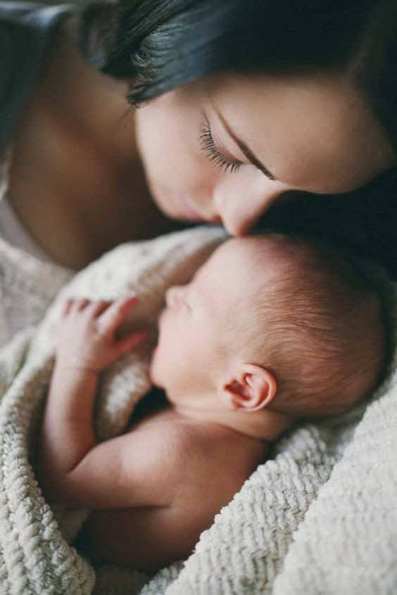 Kí ức của chúng ta về mẹ là những ngược xuôi đón đưa và ân cần lo lắng, là những sớm tối bên ta trong từng bữa ăn, giấc ngủ… Kí ức của chúng ta về mẹ là những ngược xuôi đón đưa và ân cần lo lắng, là những sớm tối bên ta trong từng bữa ăn, giấc ngủ…