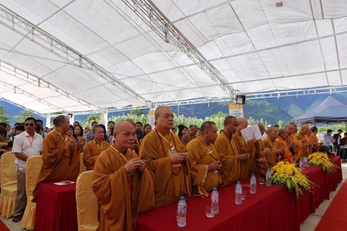Theo góc nhìn của Phật giáo, nơi được mệnh danh là nóc nhà Đông Dương này là đại huyệt mạch của quốc gia, suối nguồn linh khí. Những ngôi chùa tọa lạc ở những ngọn núi long mạch dồi dào để hội tụ nguồn khí, giữ linh khí, nguyên khí, phát sinh tú khí, vượng khí, tạo nên những giá trị văn hóa tâm linh bền vững. Ảnh Nguyễn Thắng.