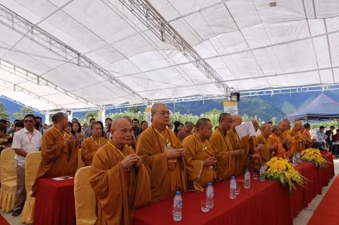 Theo góc nhìn của Phật giáo, nơi được mệnh danh là nóc nhà Đông Dương này là đại huyệt mạch của quốc gia, suối nguồn linh khí. Những ngôi chùa tọa lạc ở những ngọn núi long mạch dồi dào để hội tụ nguồn khí, giữ linh khí, nguyên khí, phát sinh tú khí, vượng khí, tạo nên những giá trị văn hóa tâm linh bền vững. Ảnh Nguyễn Thắng.