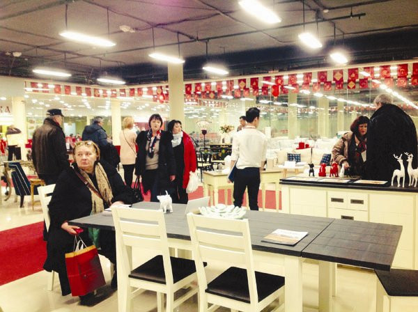 Một góc khu trưng bày đồ gỗ của doanh nghiệp Việt Nam tại triển lãm ở Mátxcơva. Ảnh: Hải Lý. Một góc khu trưng bày đồ gỗ của doanh nghiệp Việt Nam tại triển lãm ở Mátxcơva. Ảnh: Hải Lý.