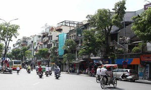 Hà Nội và nhân dân đều trăn trở với bài toán làm thế nào để Hồ Gươm vừa bảo tồn được những nét đẹp vốn có, vừa phát triển phù hợp với xu thế của xã hội. Ảnh: Kiến trúc lộn xộn khu vực đầu quảng trường Đông Kinh Nghĩa Thục.