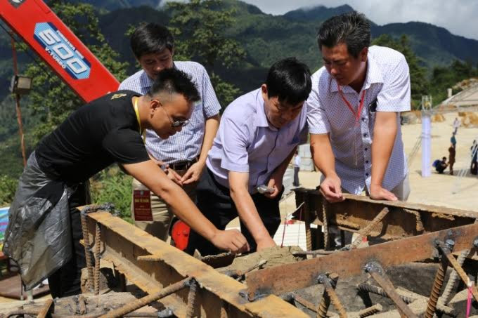 Các phật tử cũng tham gia lễ rót đồng tượng Quan Thế m. Ảnh: Thành Lâm.