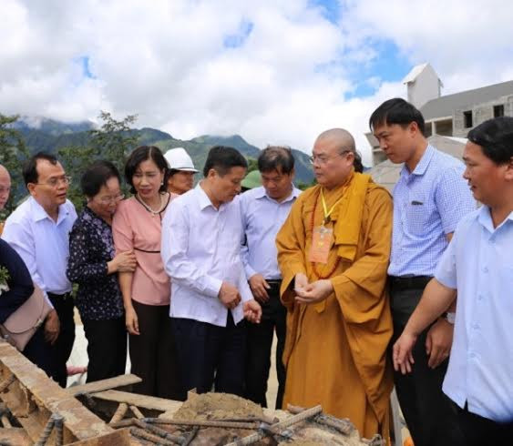 Tượng Phật được đặt tại đỉnh núi Fansipan ở độ cao 3.108m gần với đỉnh Fanxipan (3.143 m). Ảnh: Nguyễn Thắng.