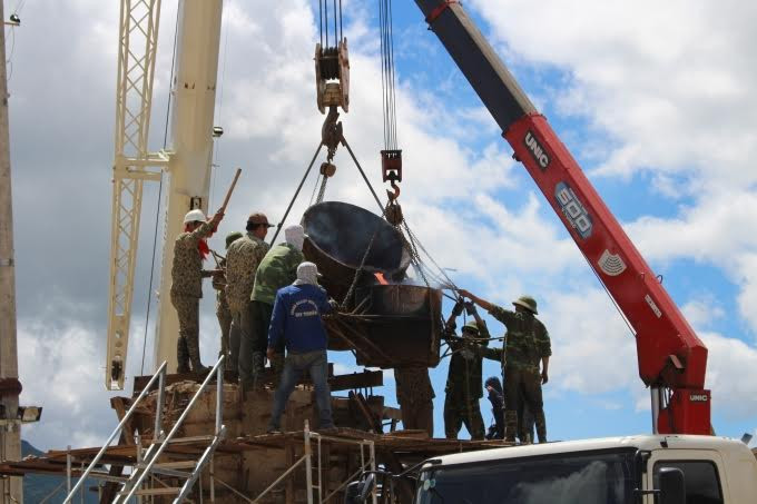 Phía bên trong, đồng đã bước sang giai đoạn nấu chảy, việc nấu chảy đồng được thực hiện bằng lò nung thủ công nhiều giờ liên tiếp để đảm bảo chất lượng và độ đồng đều của tượng sau này. Ảnh: Thành Lâm.