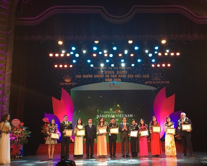 Phó Thủ tướng Vũ Đức Đam và Bộ trưởng Bộ Thể thao-Du lịch Nguyễn Ngọc Thiện trao danh hiệu 10 khách sạn 5 sao hàng đầu Việt Nam. Phó Thủ tướng Vũ Đức Đam và Bộ trưởng Bộ Thể thao-Du lịch Nguyễn Ngọc Thiện trao danh hiệu 10 khách sạn 5 sao hàng đầu Việt Nam.