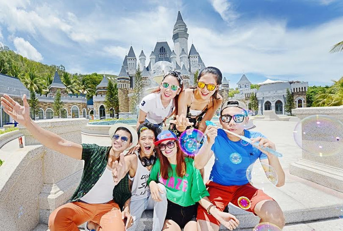 Du khách thích thú khám phá Vinpearl Land Nha Trang. Du khách thích thú khám phá Vinpearl Land Nha Trang.