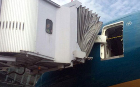 Cửa trước của máy bay đã bị ống lồng xô lệch khỏi vị trí. Ảnh: VOV.