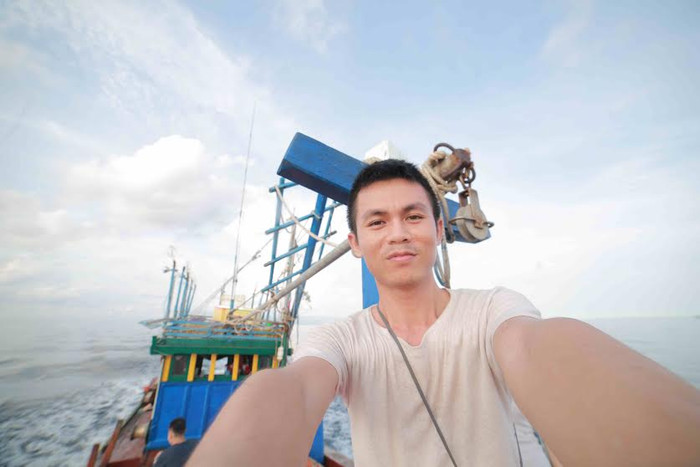 Tâm Bùi “lênh đênh” trên thuyền đánh cá mười mấy tiếng đồng hồ để có bộ ảnh đẹp. Tâm Bùi “lênh đênh” trên thuyền đánh cá mười mấy tiếng đồng hồ để có bộ ảnh đẹp.