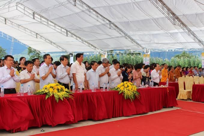 Theo đó về dự buổi lễ có nguyên Uỷ viên Bộ Chính trị, nguyên Chủ nhiệm Ủy ban Kiểm tra Trung ương Ngô Văn Dụ, nguyên Phó Chủ tịch nước Nguyễn Thị Doan, Thứ trưởng Bộ Văn Hóa Thể Thao và Di Lịch Đặng Bích Liên, lãnh đạo Ban chỉ đạo Tây Bắc, Ban Tôn giáo Chính phủ; đại diện các bộ, ngành của trung ương và các tỉnh Lào Cai, Lai Châu và các phật tử gần xa. Ảnh: Thành Lâm.