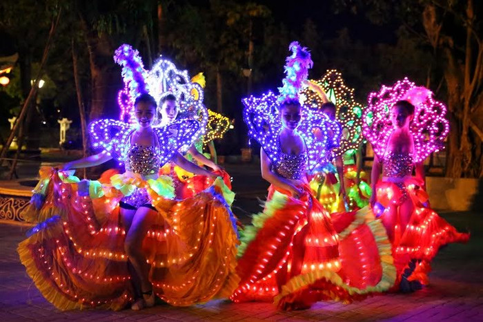 Biểu diễn carnival đường phố.