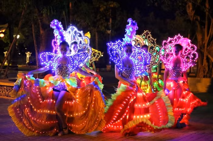 Biểu diễn carnival đường phố.