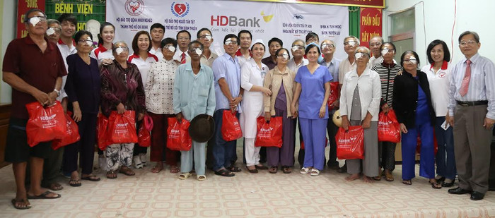 “Đem lại ánh sáng cho người mù nghèo” là một trong những chương trình gây xúc động cho nhiều người và mang tầm xã hội, cộng đồng cao cả... “Đem lại ánh sáng cho người mù nghèo” là một trong những chương trình gây xúc động cho nhiều người và mang tầm xã hội, cộng đồng cao cả...