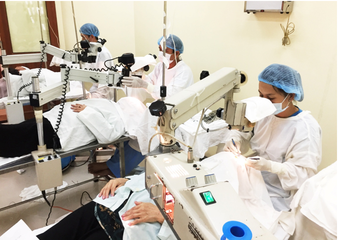 Các bác sĩ làm việc trong phòng mổ.