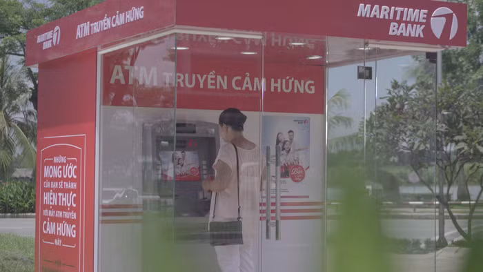 “ATM biết nói truyền cảm hứng” đến khách hàng là sự kiện độc đáo mà Maritime Bank mang đến cho khách hàng nhân dịp sinh nhật lần thứ 25. “ATM biết nói truyền cảm hứng” đến khách hàng là sự kiện độc đáo mà Maritime Bank mang đến cho khách hàng nhân dịp sinh nhật lần thứ 25.