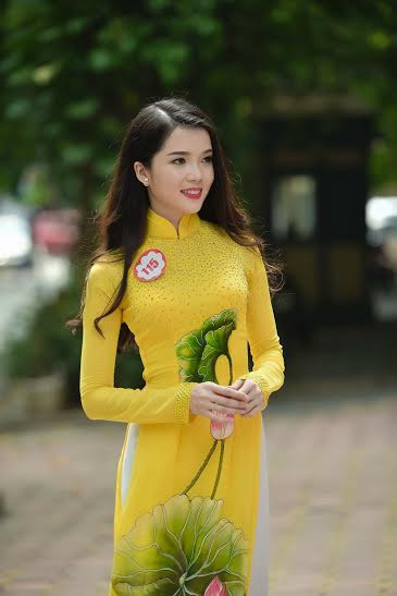 Cô giao dịch viên ngân hàng đi thi hoa hậu. Cô giao dịch viên ngân hàng đi thi hoa hậu.