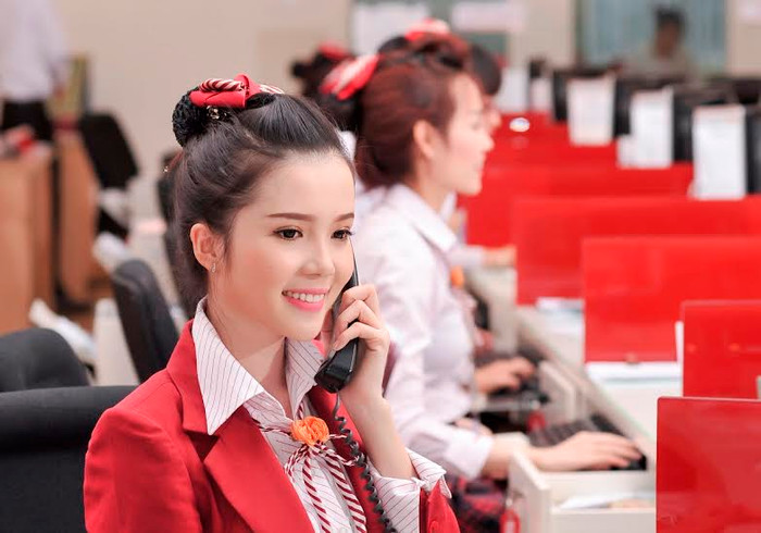 Thúy Vi đang là giao dịch viên tại chi nhánh Cần Thơ của ngân hàng HDBank. Thúy Vi đang là giao dịch viên tại chi nhánh Cần Thơ của ngân hàng HDBank.