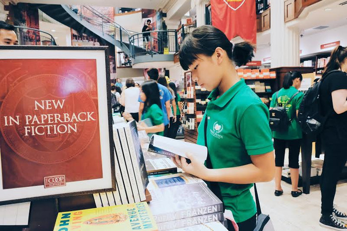Đọc sách trong Book Store của Trường Đại học Harvard. Đọc sách trong Book Store của Trường Đại học Harvard.