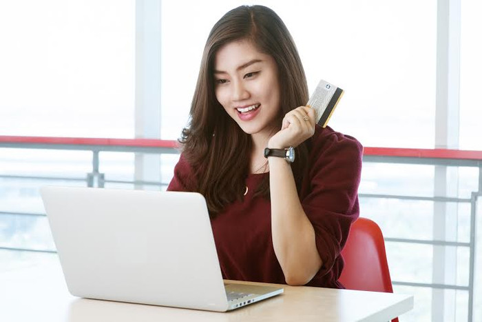 Vietjet sẽ giảm ngay 15% giá vé cho chủ thẻ ATM nội địa của 29 ngân hàng Việt Nam khi thanh toán vé máy bay trực tuyến tại website www.vietjetair.com.