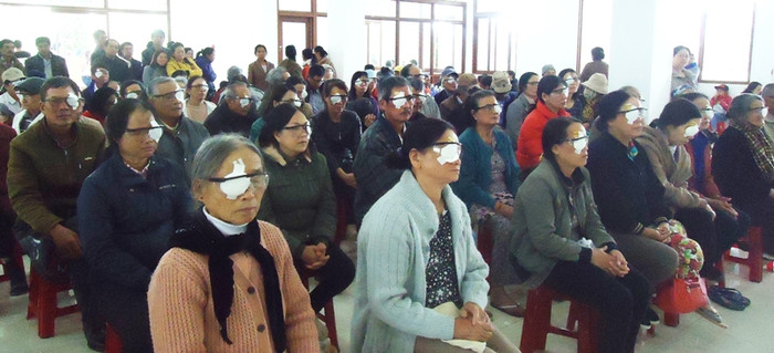 Các bệnh nhân chờ thay băng sau khi được phẫu thuật.