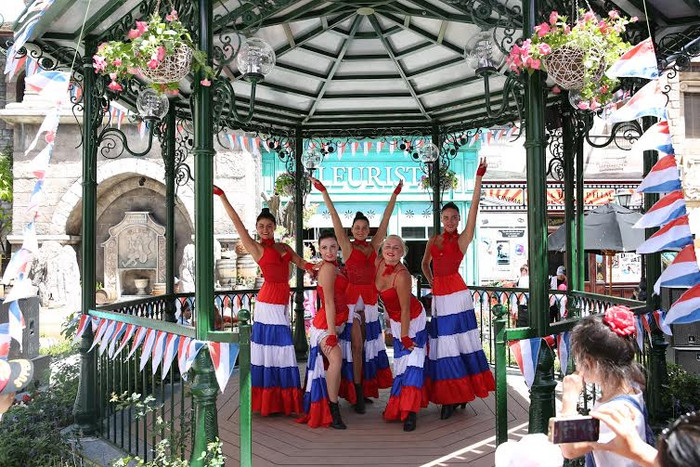 Các tiết mục biểu diễn tại sân khấu chính Một thoáng nước Pháp tại Bà Nà Hills. Các tiết mục biểu diễn tại sân khấu chính Một thoáng nước Pháp tại Bà Nà Hills.