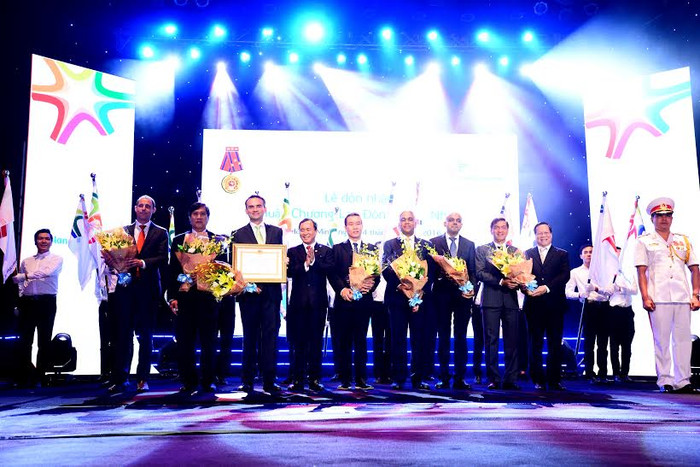 Ban Giám đốc FrieslandCampina Việt Nam nhận bằng khen Huân chương Lao động Hạng Nhất. Ban Giám đốc FrieslandCampina Việt Nam nhận bằng khen Huân chương Lao động Hạng Nhất.