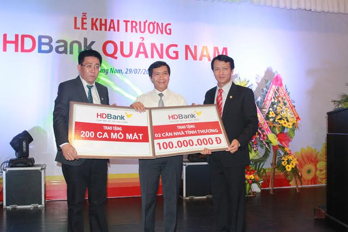 Nhân dịp khai trương, HDBank Quảng Nam đã trao kinh phí xây 02 căn nhà tình thương và cam kết hỗ trợ xóa nhà tạm cho những bà con có hoàn cảnh khó khăn... Nhân dịp khai trương, HDBank Quảng Nam đã trao kinh phí xây 02 căn nhà tình thương và cam kết hỗ trợ xóa nhà tạm cho những bà con có hoàn cảnh khó khăn...