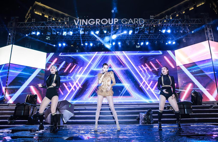 Nữ hoàng giải trí Việt – Hồ Ngọc Hà nóng bỏng với hit Destiny, Keep me in love.