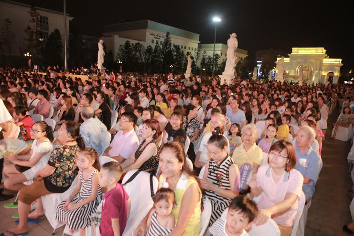 Quảng trường Royal City chật kín khách tham dự sự kiện.