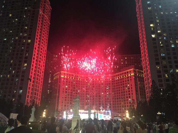 Lễ quay thưởng “Vingroup card: Một tấm thẻ - Vạn món quà” thành công tốt đẹp trong màn pháo hoa rợp trời tại Quảng trường Royal City.