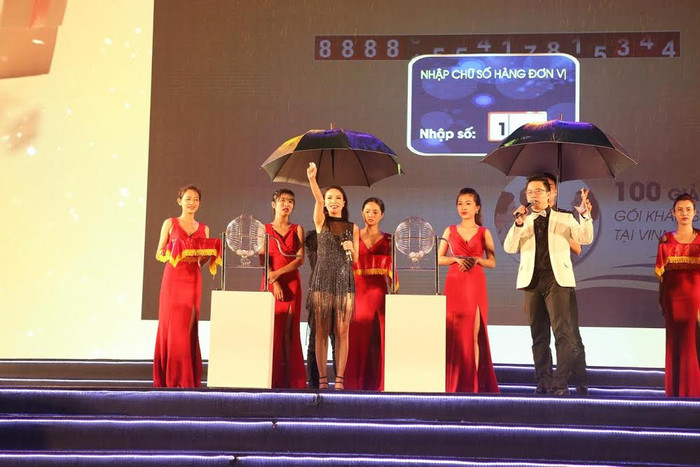 Yến Trang chia sẻ, cô là một chủ thẻ Vingroup Card và tối nay, cô cũng vô cùng hồi hộp mong nhận được giải thưởng từ chương trình.