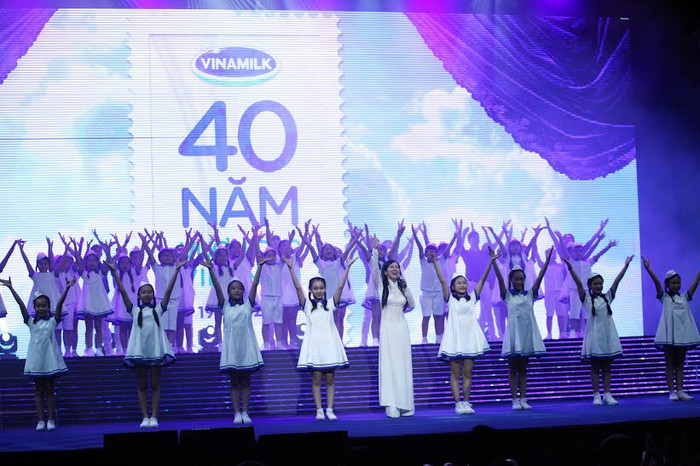 Ca sĩ Hồng Nhung cùng nhóm nhạc Họa Mi đang hát vang bài ca “Vươn Cao Việt Nam” tại Lễ kỷ niệm. Ca sĩ Hồng Nhung cùng nhóm nhạc Họa Mi đang hát vang bài ca “Vươn Cao Việt Nam” tại Lễ kỷ niệm.